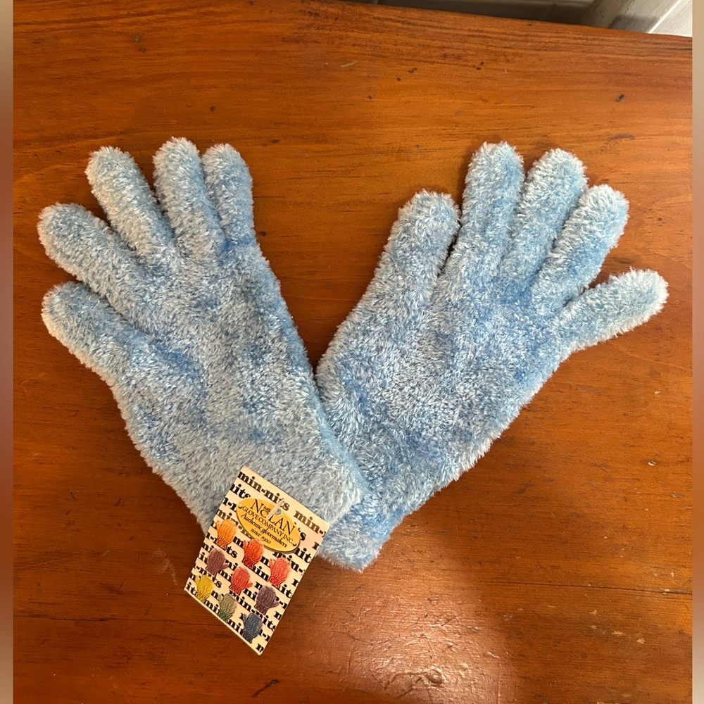 NWT light blue fuzzy stretch knit gloves